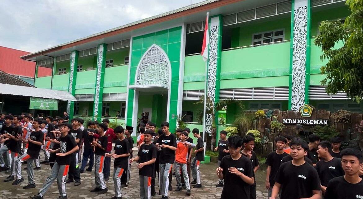Senam MTsN 10 Sleman: Sehat dan  Ceria dalam  Kebersamaan