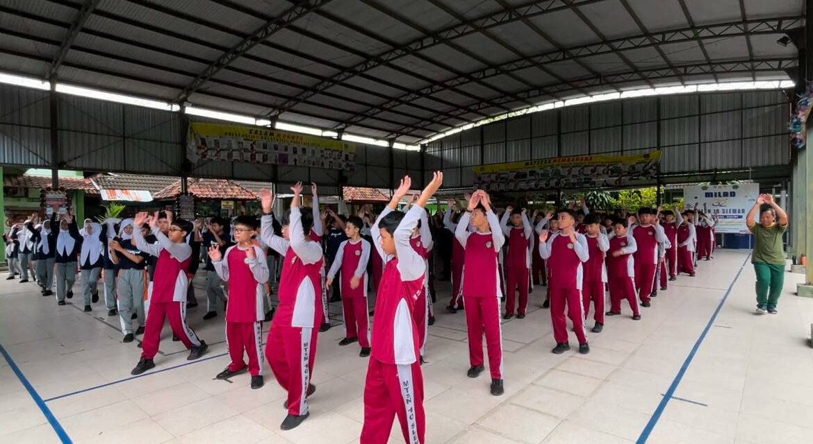 Senam Sehat  MTsN 10 Sleman Hindarkan Generasi Sedentari (Malas Gerak )