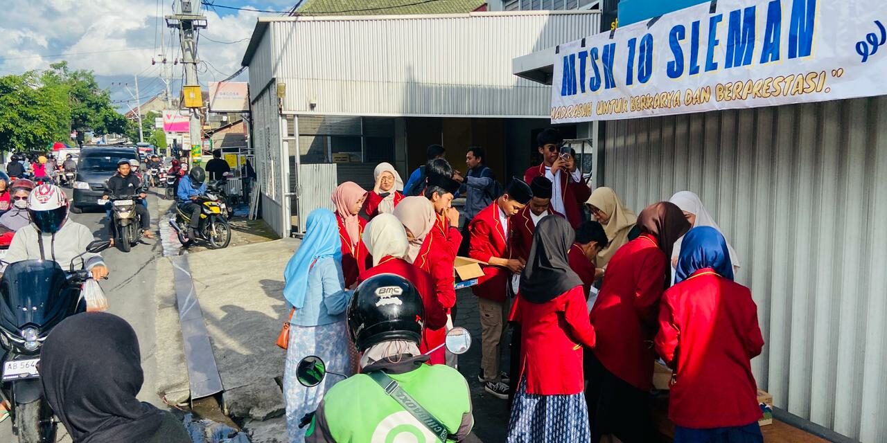 Wujud Nyata Madrasah Berdampak, Siswa MTsN 10 Sleman Bagikan 150 Paket Takjil