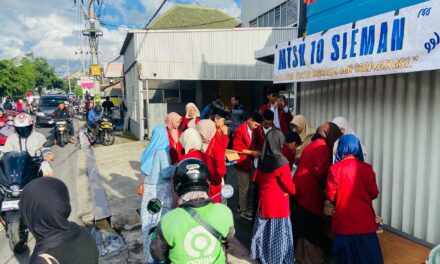 Wujud Nyata Madrasah Berdampak, Siswa MTsN 10 Sleman Bagikan 150 Paket Takjil