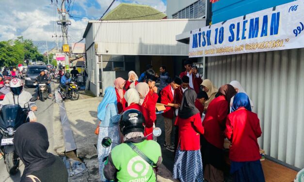 Wujud Nyata Madrasah Berdampak, Siswa MTsN 10 Sleman Bagikan 150 Paket Takjil