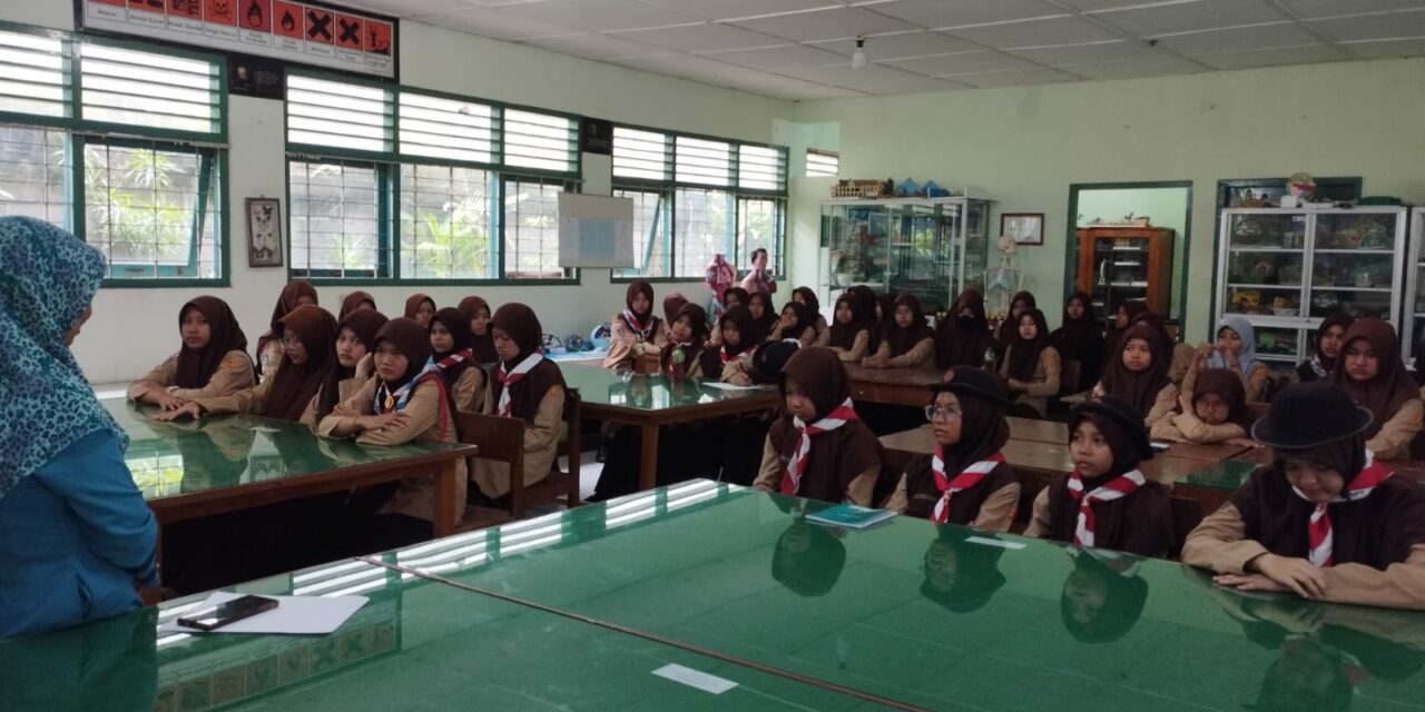 Keputrian MTsN 10 Sleman Bahas Adab Terhadap Orang Tua