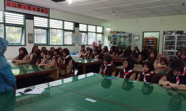 Keputrian MTsN 10 Sleman Bahas Adab Terhadap Orang Tua