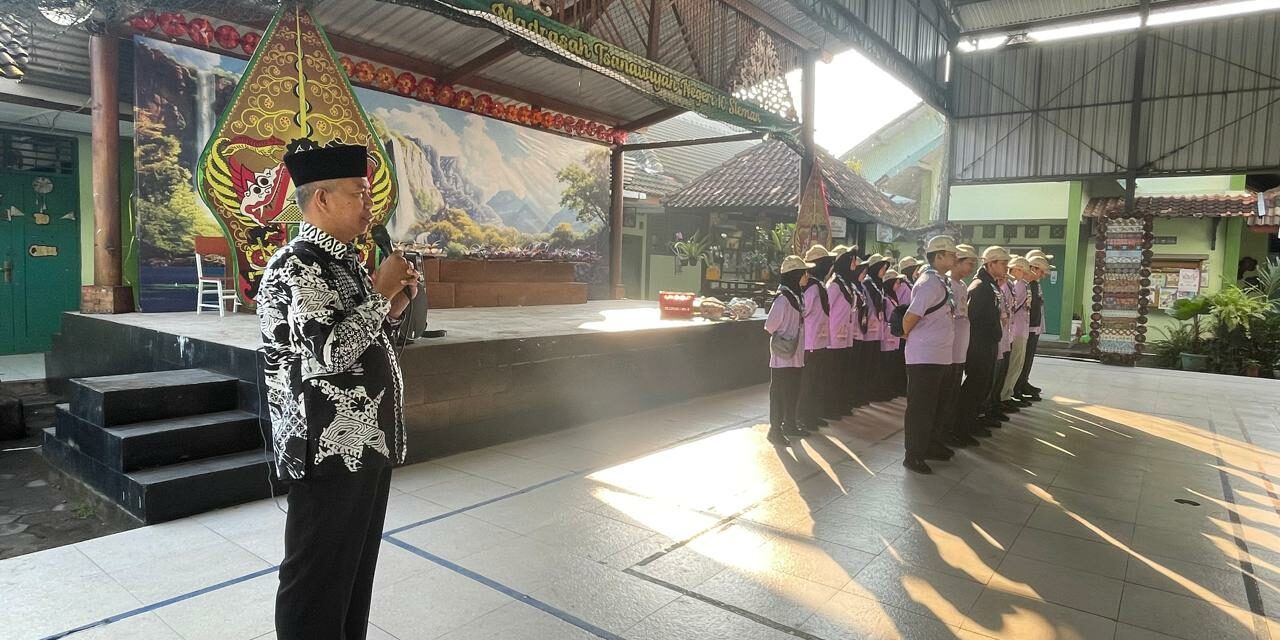 Pelepasan Perkemahan MTsN 10 Sleman: Kamad Pesankan Kompak dan  Disiplin