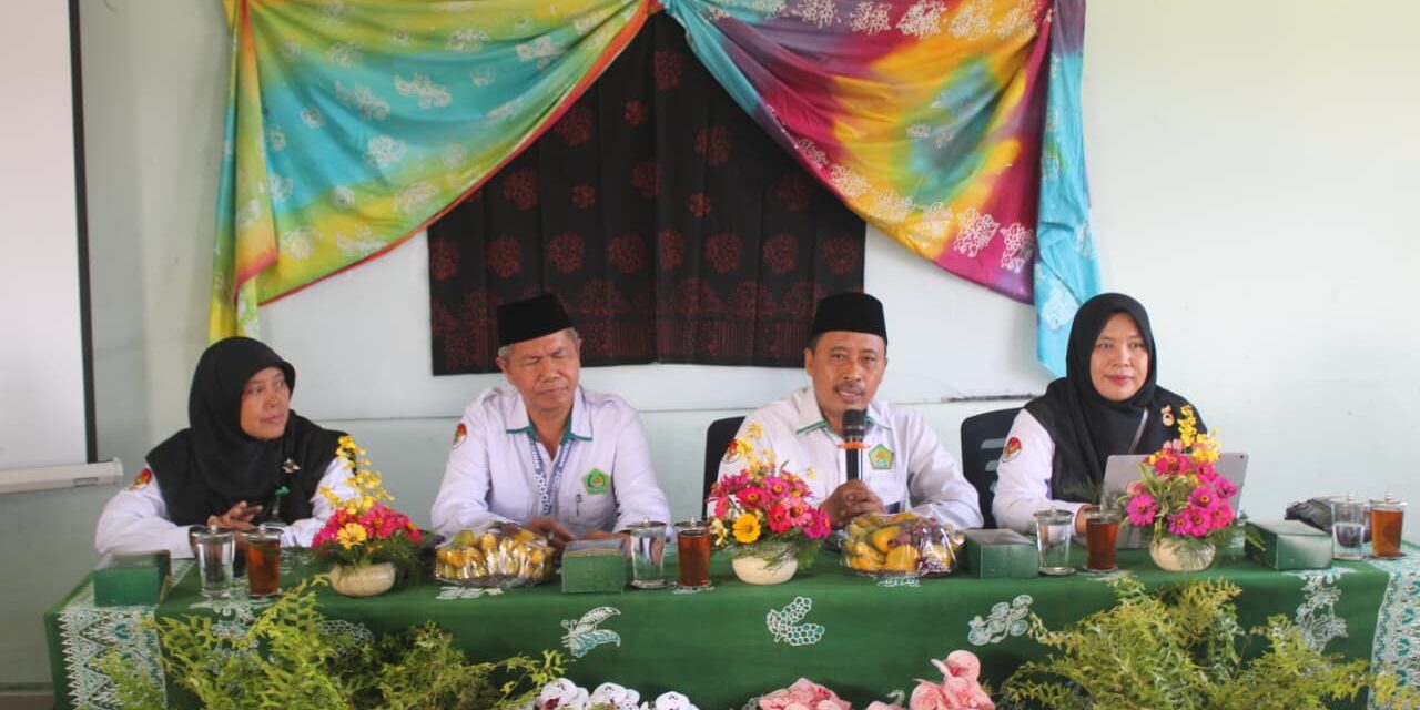 Tingkatkan Kinerja, Guru dan Pegawai MTsN 10 Sleman Ikuti Pembinaan Kakankemenag Sleman