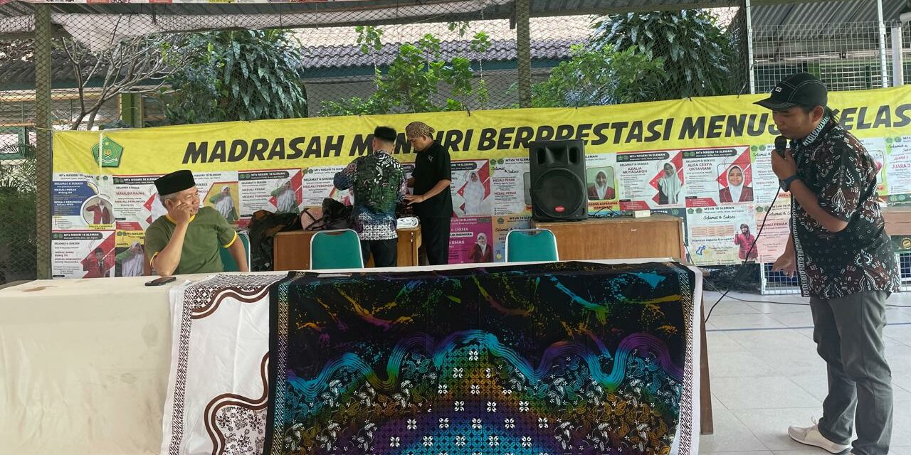 Guru dan Pegawai MTsN 10 Sleman Kompak Ikuti Workshop Membatik