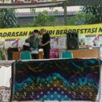 Guru dan Pegawai MTsN 10 Sleman Kompak Ikuti Workshop Membatik