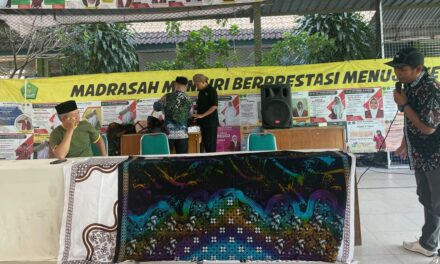 Guru dan Pegawai MTsN 10 Sleman Kompak Ikuti Workshop Membatik