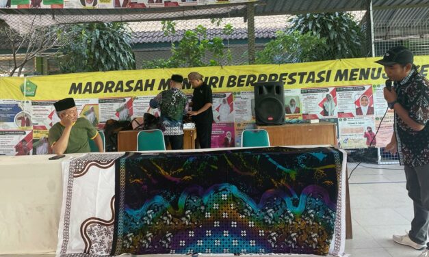 Guru dan Pegawai MTsN 10 Sleman Kompak Ikuti Workshop Membatik