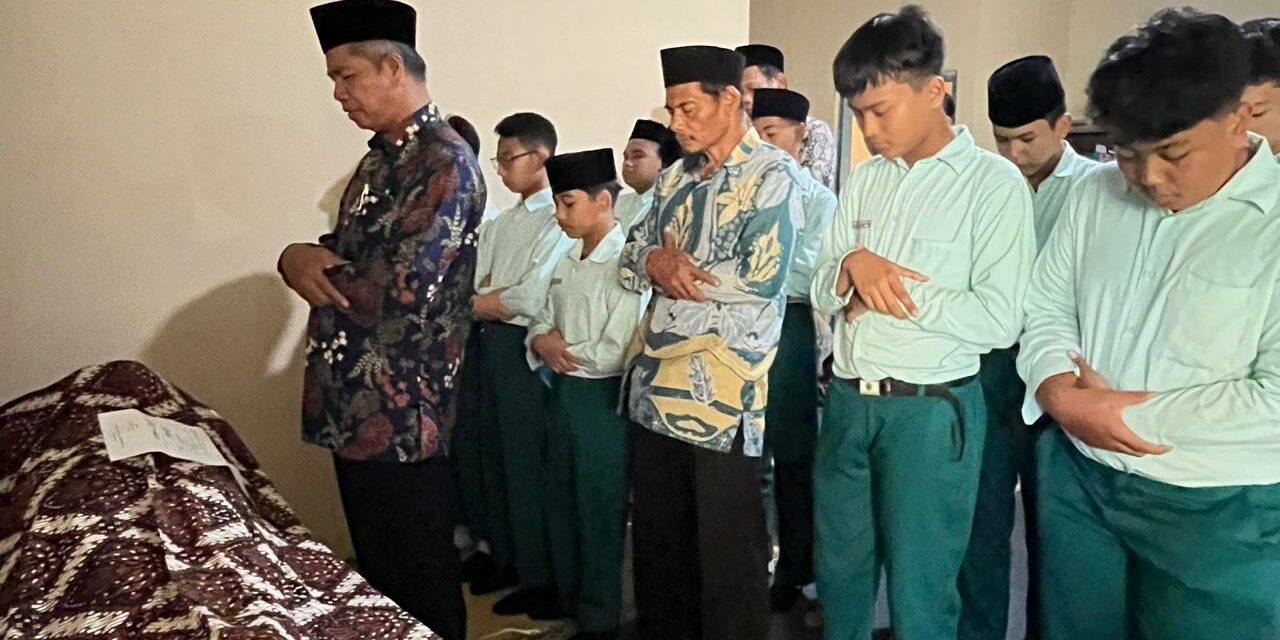 Madrasah Berdampak, MTsN 10 Sleman Laksanakan Takziah ke Rumah Warga
