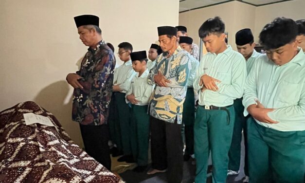 Madrasah Berdampak, MTsN 10 Sleman Laksanakan Takziah ke Rumah Warga