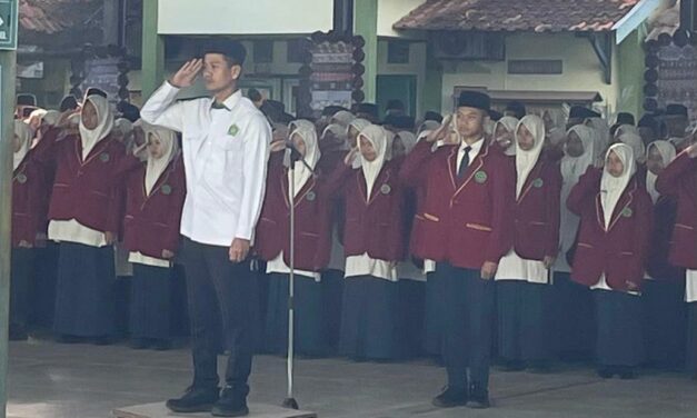 Apel Pagi MTsN 10 Sleman : Pembina Ajak Siswa Evaluasi Diri dan Tingkatkan Kedisiplinan