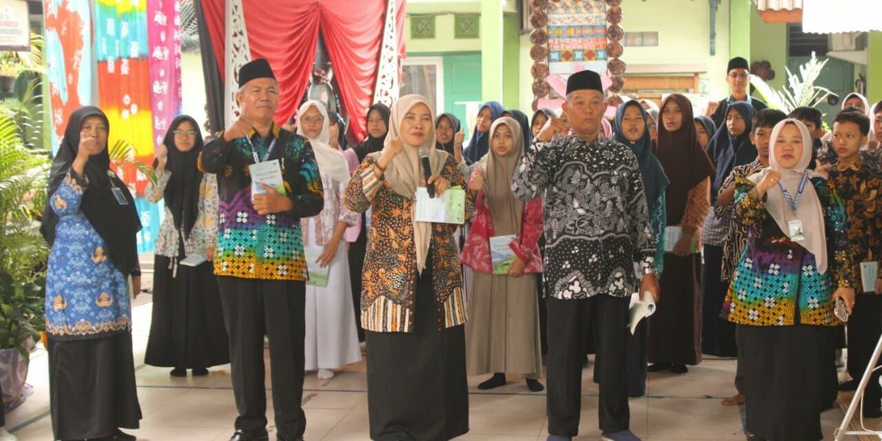 Launching Antologi Pantun MTsN 10 Sleman, Kasi Dikmad Sleman Baca Karya Siswa