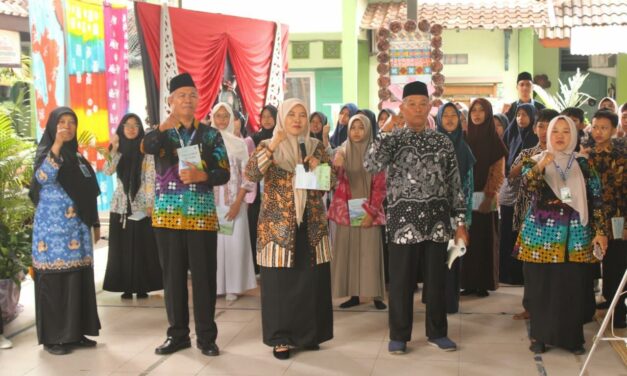 Launching Antologi Pantun MTsN 10 Sleman, Kasi Dikmad Sleman Baca Karya Siswa